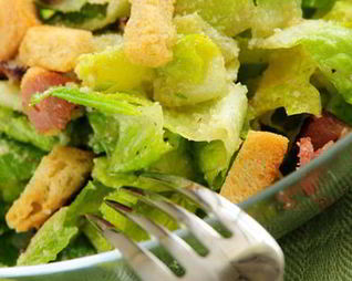 Салат цезарь с беконом