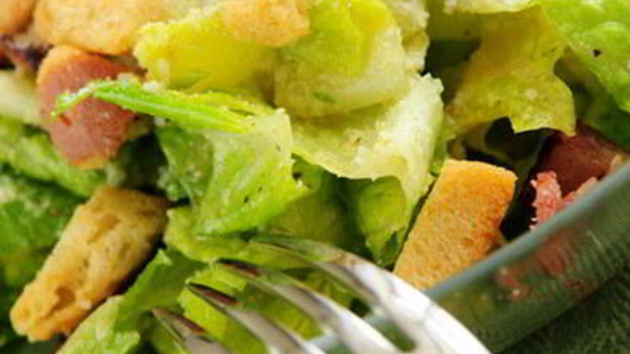 Рецепт салата цезарь с беконом