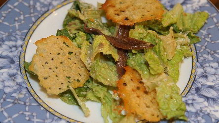 Рецепт салата цезарь с чипсами из пармезана