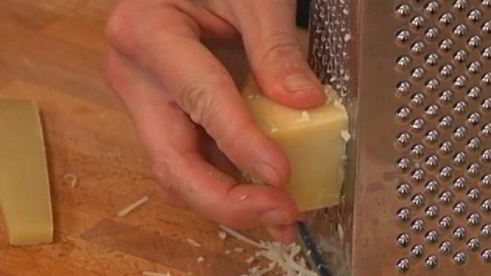 салат цезарь с чипсами из пармезана