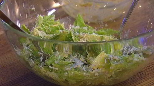 салат цезарь с чипсами из пармезана