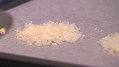 салат цезарь с чипсами из пармезана