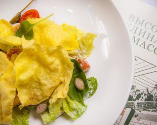 Салат Цезарь с чипсами из поленты