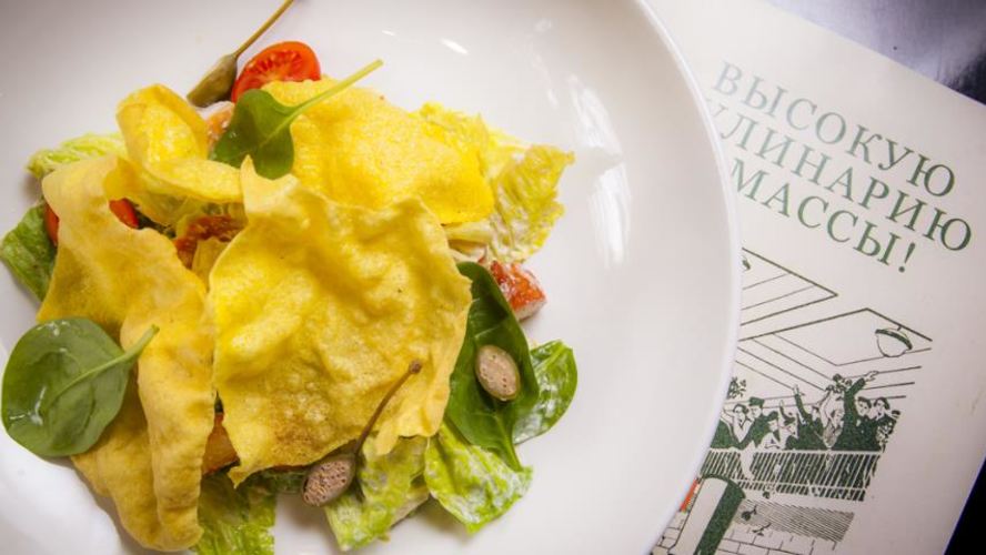 Рецепт салата цезарь с чипсами из поленты