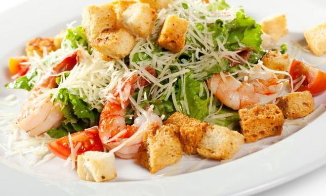 Салат Цезарь с креветками классический простой