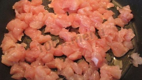 салат цезарь с курицей и домашними сухариками