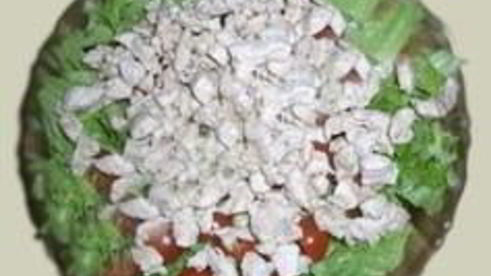 салат цезарь с курицей и домашними сухариками