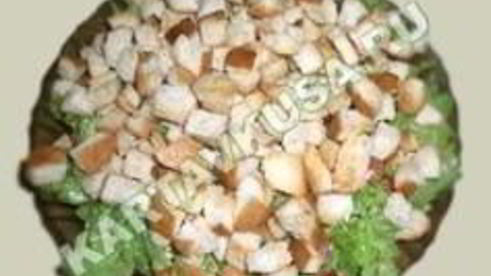 салат цезарь с курицей и домашними сухариками