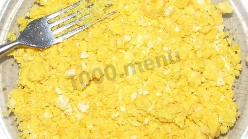 салат цезарь с курицей и домашними сухариками