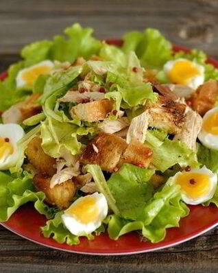 Салат Цезарь с курицей и перепелиными яйцами
