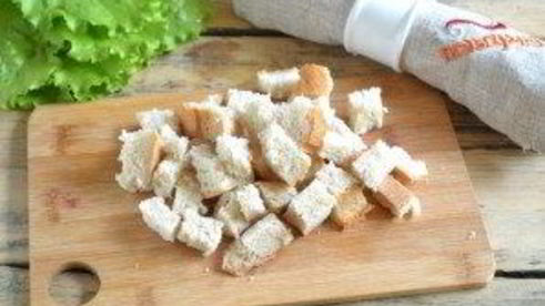 салат цезарь с курицей и сухариками