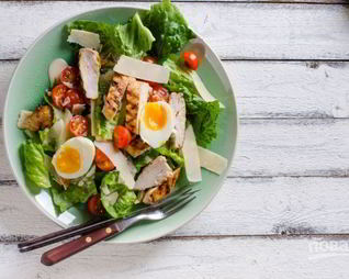 Салат Цезарь с лимонно-медовой заправкой