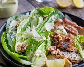 Салат Цезарь с орехами