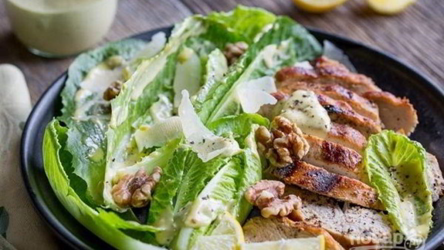 Рецепт салата цезарь с орехами
