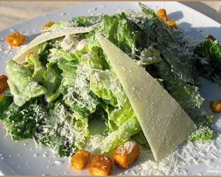 Салат Цезарь с перепелиными яйцами