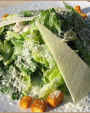 Салат Цезарь с перепелиными яйцами