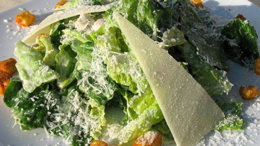 Рецепт салата цезарь с перепелиными яйцами