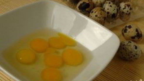 салат цезарь с перепелиными яйцами