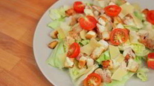 салат цезарь с соусом