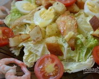 Салат Цезарь с жареной курицей и креветками