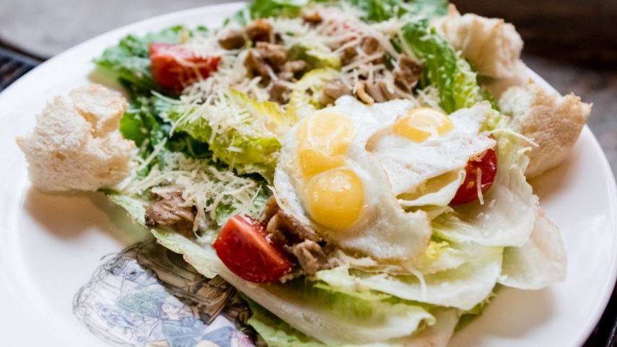 Рецепт цезаря с печеным цыпленком в фирменной подаче кафе кусочки