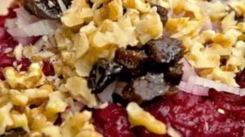 свекольный салат с черносливом и грецкими орехами