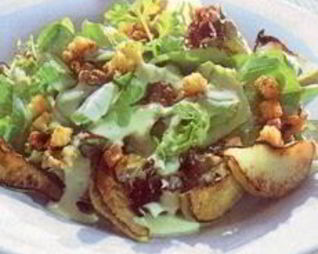 Теплый салат с грецкими орехами