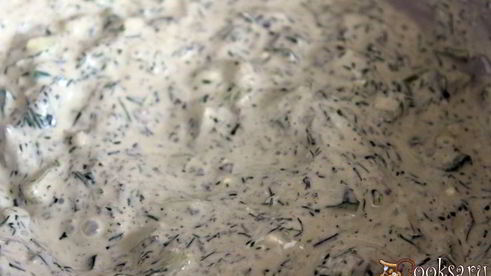 йогуртовый соус с фетой и маслинами