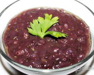 Соус к мясу из лука с беконом и вином