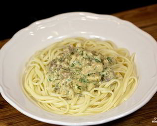 Соус с курицей и грибами