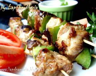 Сувлаки из свинины с соусом цацики