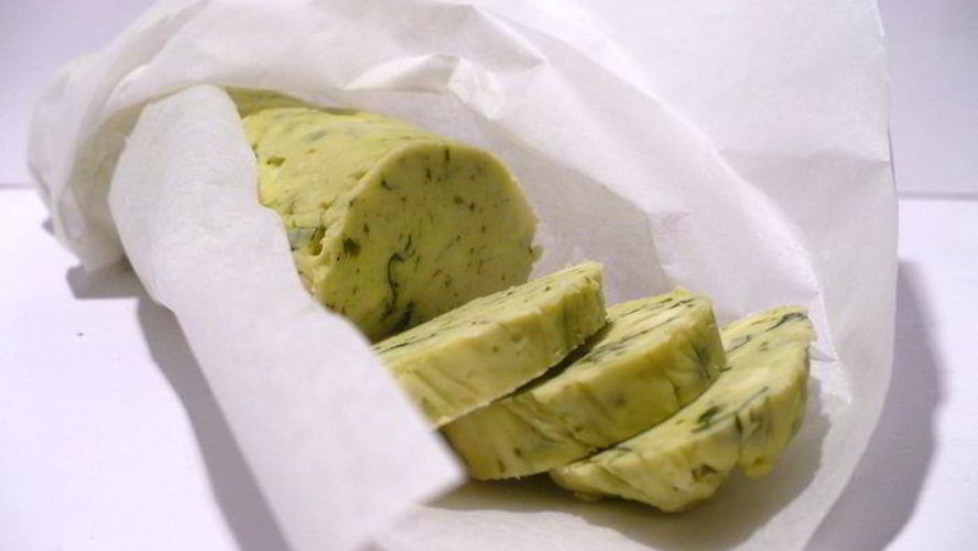 Рецепт закусочного рулета-соуса из сливочного масла с черемшой