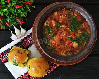 Классический борщ со свеклой и курицей на томатном соке