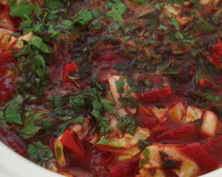 Вегетарианский борщ с красной фасолью, заправкой из сладкого перца и томатов