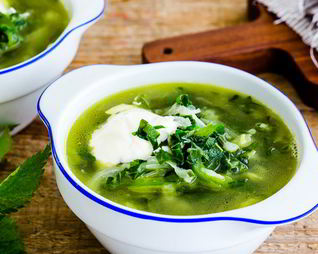 Зеленый борщ с крапивой