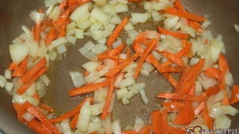 зеленый борщ со щавелем на куриных сердечках