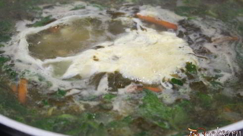 зеленый борщ со щавелем на куриных сердечках