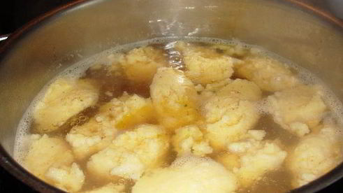 бульон с манными клецками