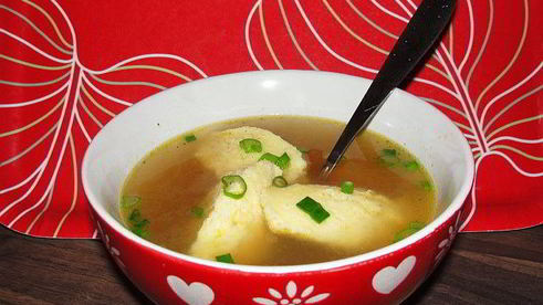 бульон с манными клецками