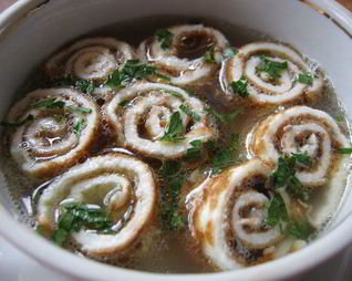 Бульон с рулетиками