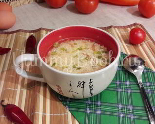 Бульон с яичной паутинкой, томатами и зеленым луком