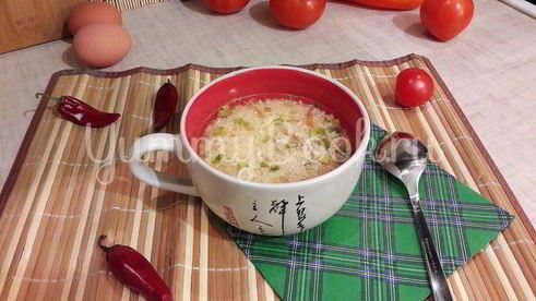 бульон с яичной паутинкой, томатами и зеленым луком
