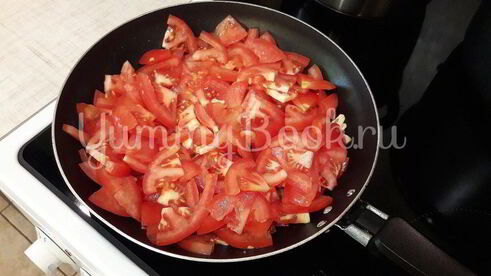 бульон с яичной паутинкой, томатами и зеленым луком