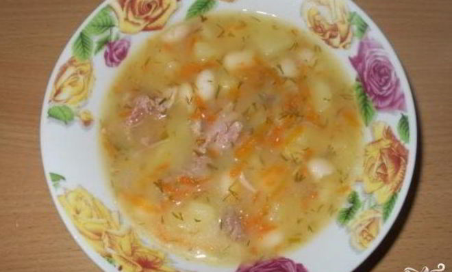 Фасолевый суп на говяжьем бульоне