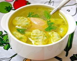 Клецки из шпината с куриным бульоном