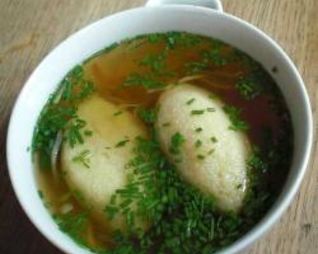 Крепкий говяжий бульон с клецками