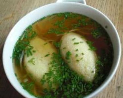 Крепкий говяжий бульон с клецками