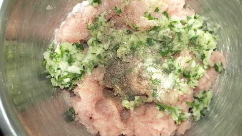 куриный бульон с фрикадельками из индейки