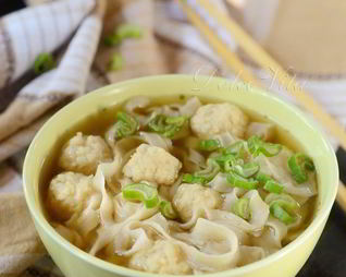 Лапша в бульоне с рыбными фрикадельками