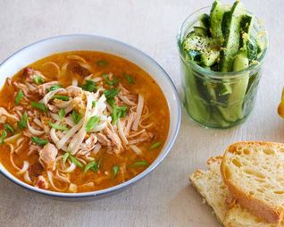 Лапша в бульоне с запеченной свининой